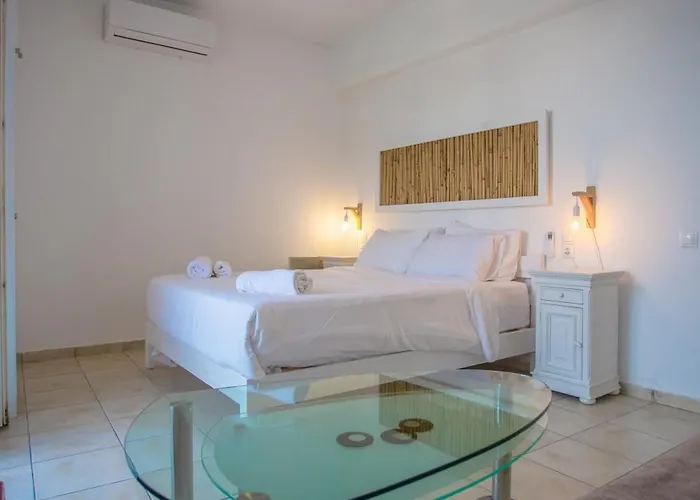 Francis Панормос-Миконос